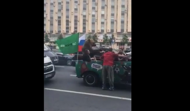 2018 Dünya Kupası'nın en ilginç taraftarı: Vuvuzela çalan ayı! / VİDEO