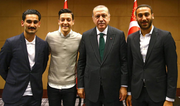 Bakan Bak'tan Mesut ve İlkay'a destek!