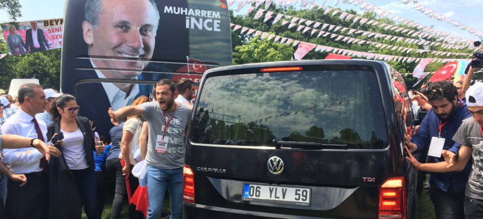Muharrem İnce'nin seçim otobüsü çamura saplandı!