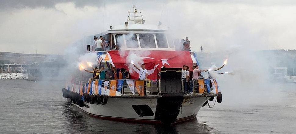 Vatandaşlar sel oldu Yenikapı'ya aktı!