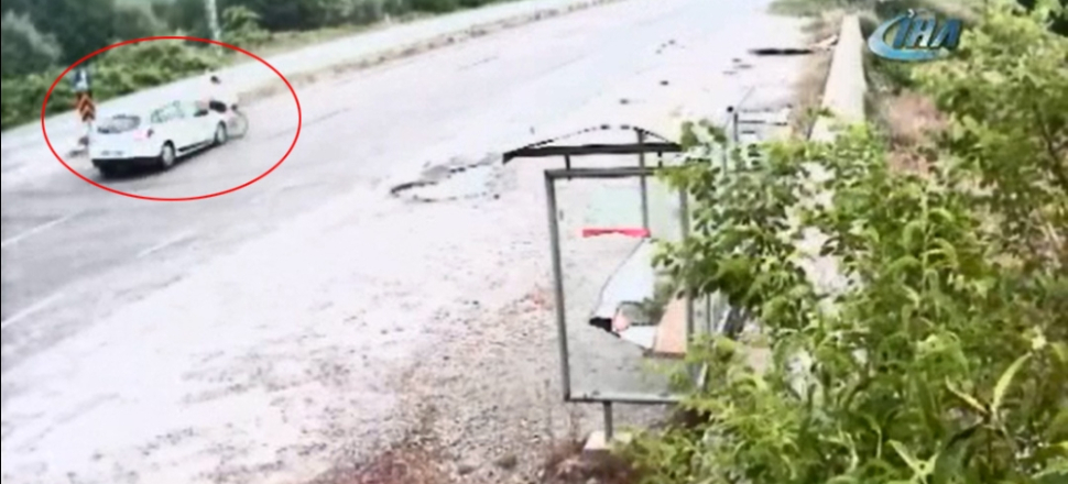 Otomobil bisikletli kadına çarptı!