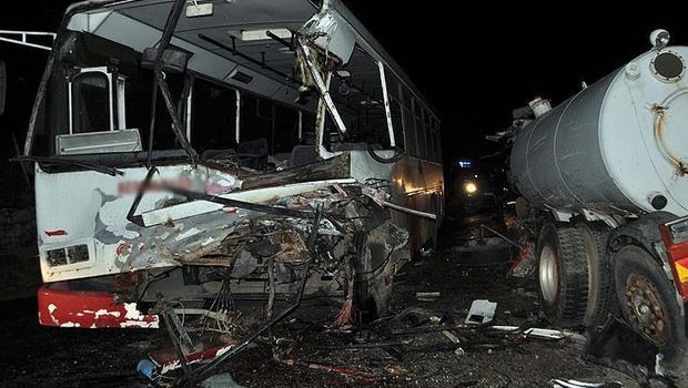 Ülke bu haberle sarsıldı... Otobüs tankerle çarpıştı: 12 ölü