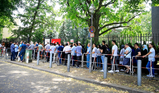 Gurbetteki Türkler akın akın sandığa gidiyor!
