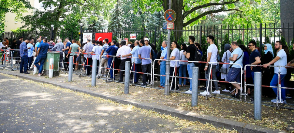 Gurbetteki Türkler akın akın sandığa gidiyor!