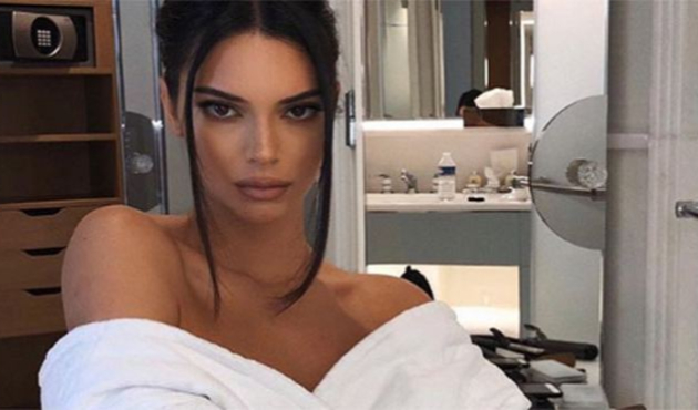 Kendall Jenner'dan gece yarısı üstsüz paylaşım!