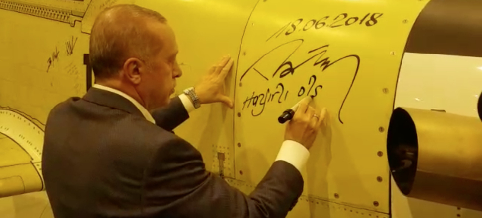 Cumhurbaşkanı Erdoğan Hürkuş'u imzaladı...