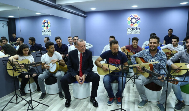 Erdoğan gençlerin seslendirdiği türküye eşik etti!