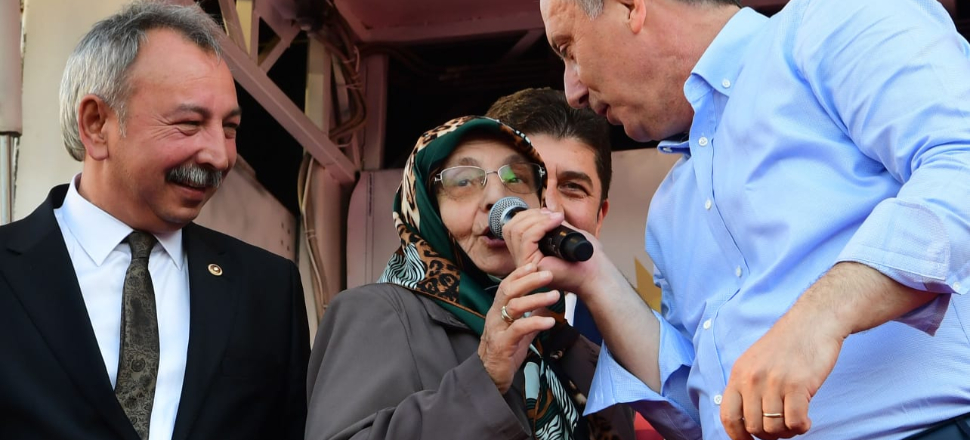 "Annesini, kız kardeşini miting miting gezdiriyor"