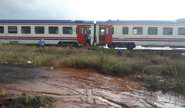 Tren 300 yolcusuyla mahsur kaldı...