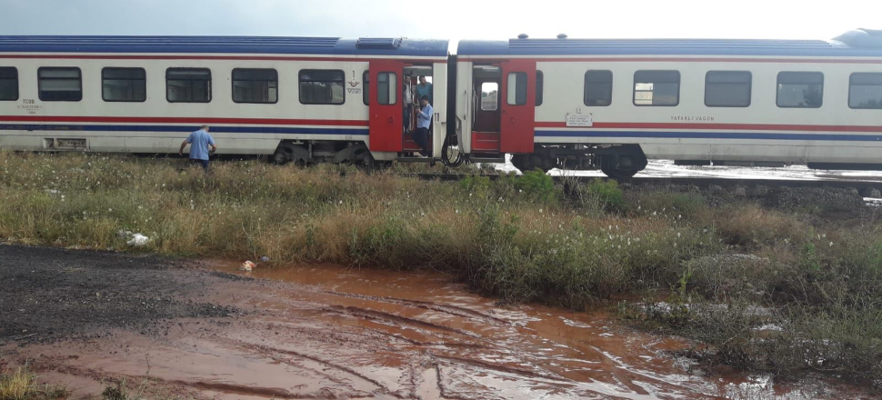Tren 300 yolcusuyla mahsur kaldı...