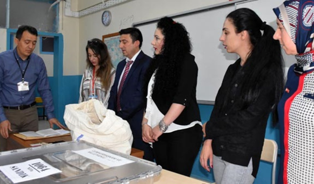 Seçim öncesi görevliler sandık yemini etti!