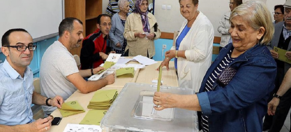 Gül'ün sağ kolu Fehmi Koru yine sahneye çıktı