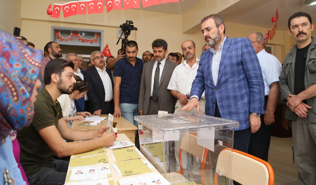 Sandığa karanfiller dağıtarak gitti!