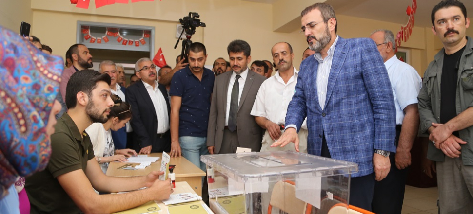 Sandığa karanfiller dağıtarak gitti!