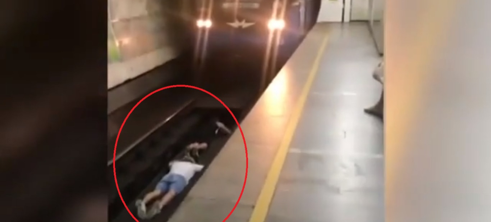 Hızla gelen metronun önüne yattılar!