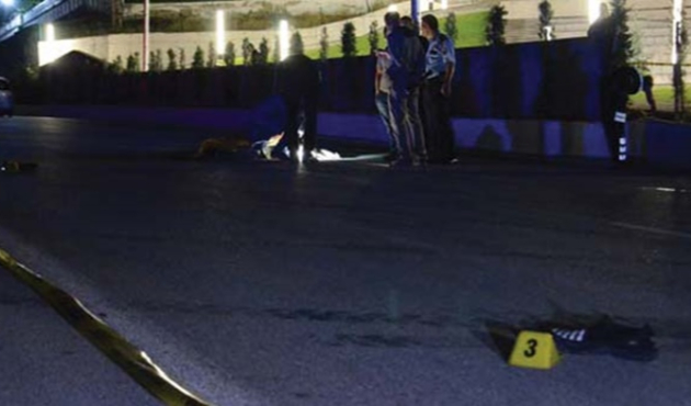 Araç, yol ortasında yatan şahsı ezip geçti!