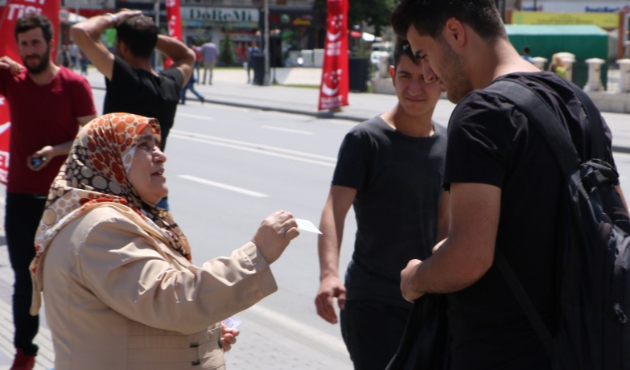 İlan dağıtıp oğluna takipçi topluyor!