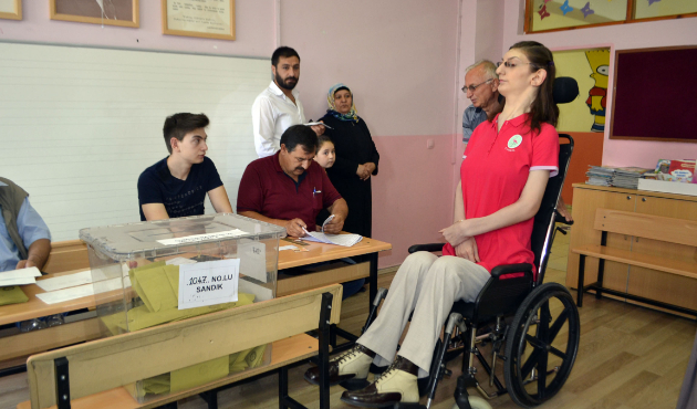 Dünyanın en uzun genç kızı oyunu kullandı!