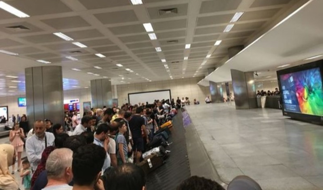 Tatili yarıda keserek hava alanına koştular!