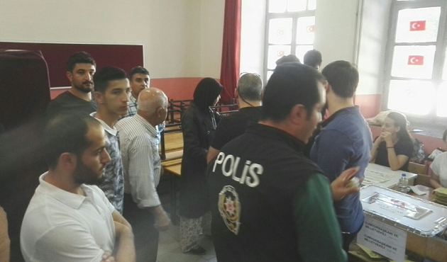 Annesinin oy pusulasını yırttı, gözaltına alındı!