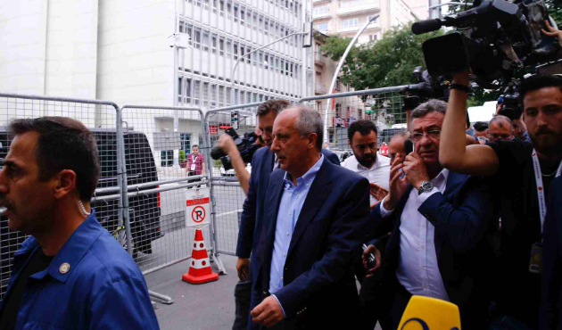 CHP'liler Yüksek Seçim Kurulu önünde toplandı
