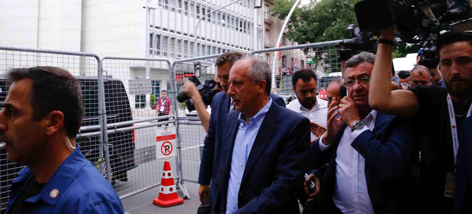 CHP'liler Yüksek Seçim Kurulu önünde toplandı