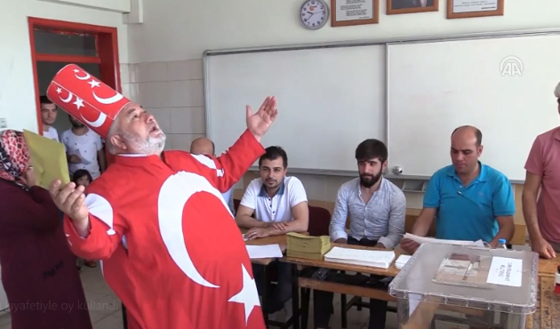 Türk bayraklı kıyafetiyle sandığa gitti!