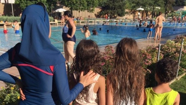 Avrupa'nın göbeğinde akıl almaz olay! Haşema ile gelen kadın havuza alınmadı