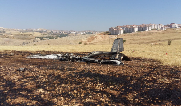 Adıyaman'da eğitim uçağı tarlaya düştü!