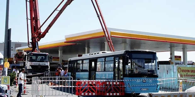 İstanbul'da metro inşaatı yakınlarında yol çöktü