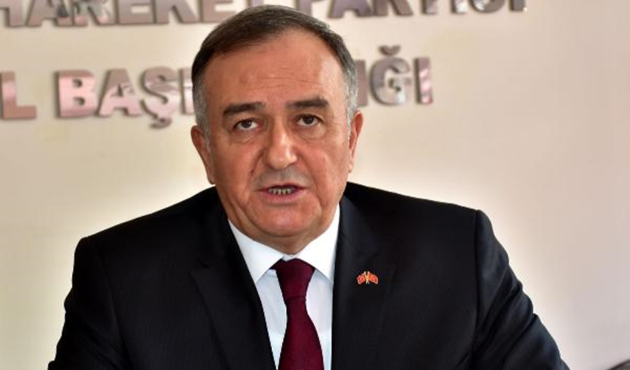 Kılıçdaroğlu'nun rozetini sökmeye çalışıyor...