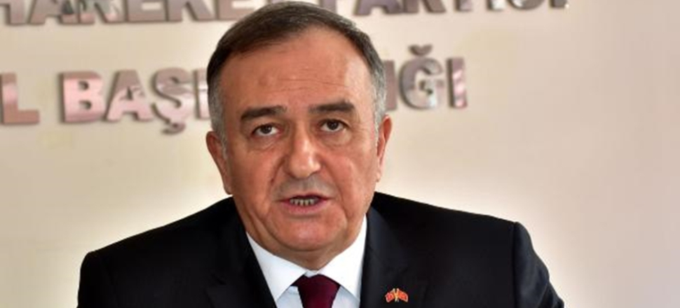 Kılıçdaroğlu'nun rozetini sökmeye çalışıyor...