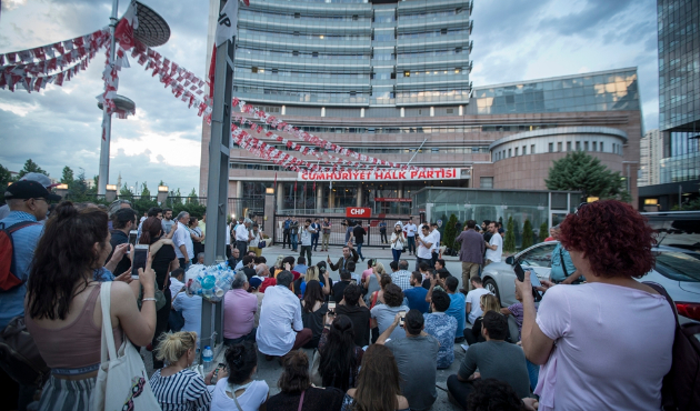 CHP önünde Kılıçdaroğlu protestosu...