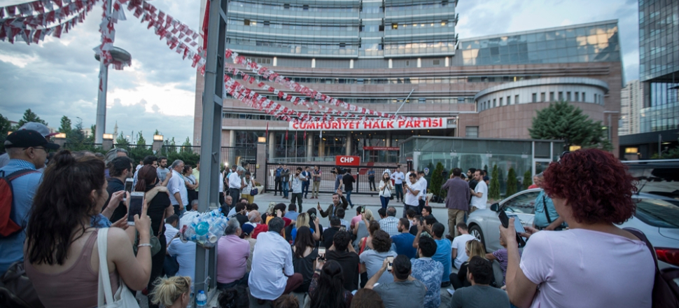 CHP önünde Kılıçdaroğlu protestosu...