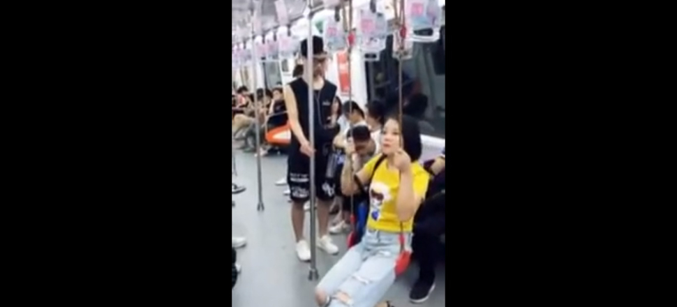 Çantasından salıncağı çıkarıp harika bir yer yaptı
