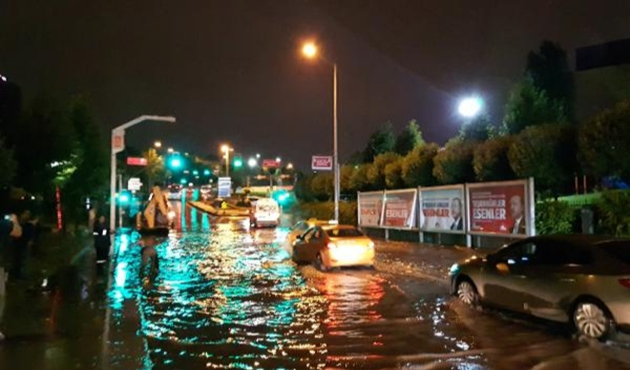 Caddeleri su bastı, araçlar mahsur kaldı...