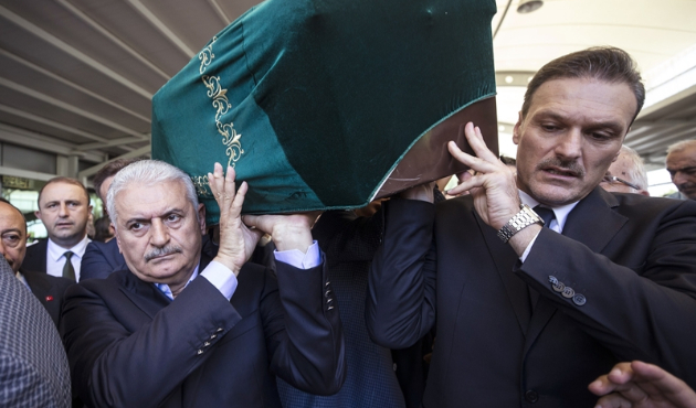 Alpay Özalan babasını son yolculuğuna uğurladı...