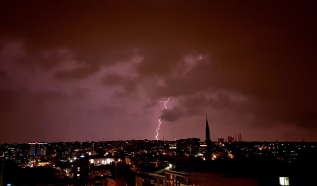 İstanbul'da hava ulaşımına yağış engeli...