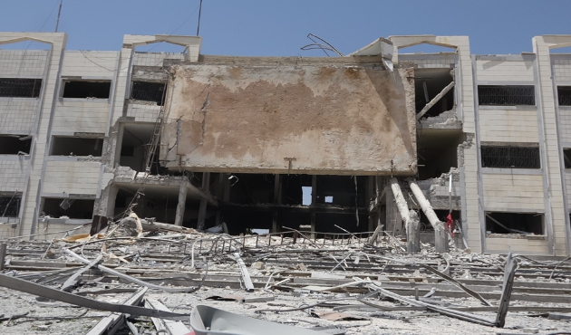 Rejim Dera'da hastaneye bomba yağdırdı...