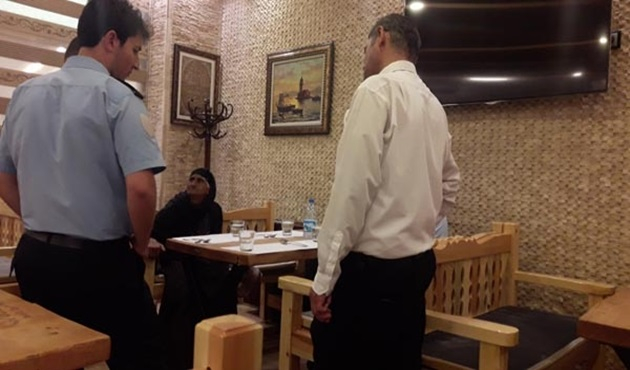Aç olan alzheimer hastasına yemek yedirdi!