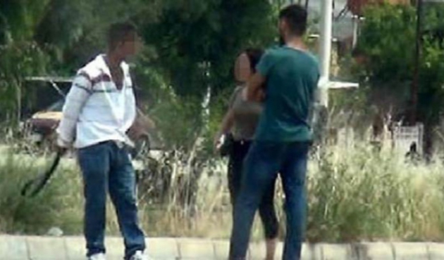 Tacizciyi gördü, kemerini çıkardı ve...