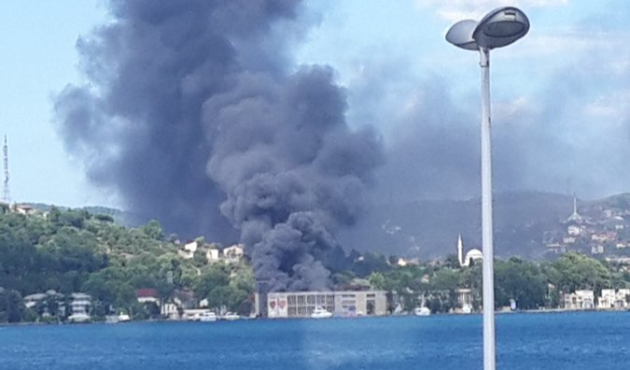 Beykoz'da eski kundura fabrikası yandı