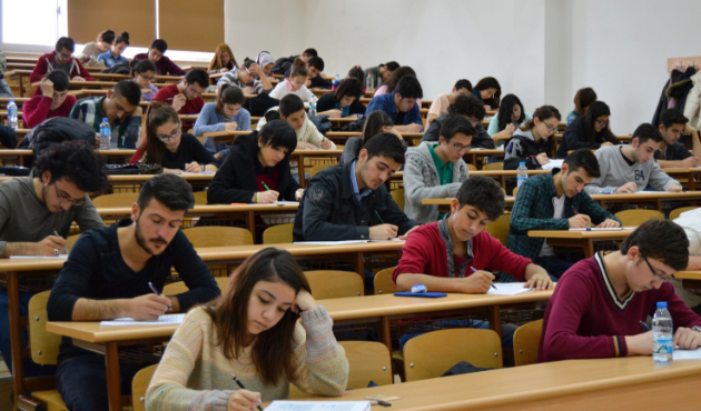 Milyonlarca öğrenci YKS'de ter döktü!