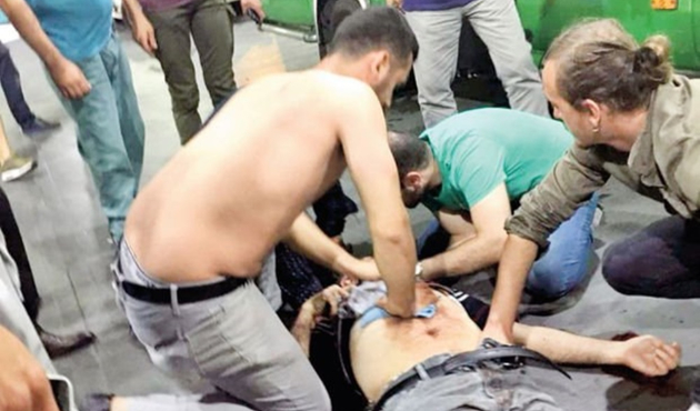Kavga ederken kendi kendini bıçakladı!