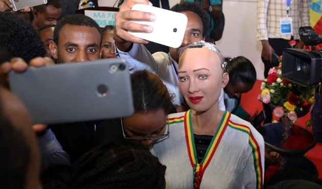 Robot Sophia şaşırttı!