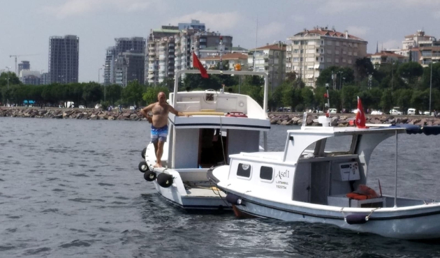 Su alan teknesini kontrol etmek için denize atladı