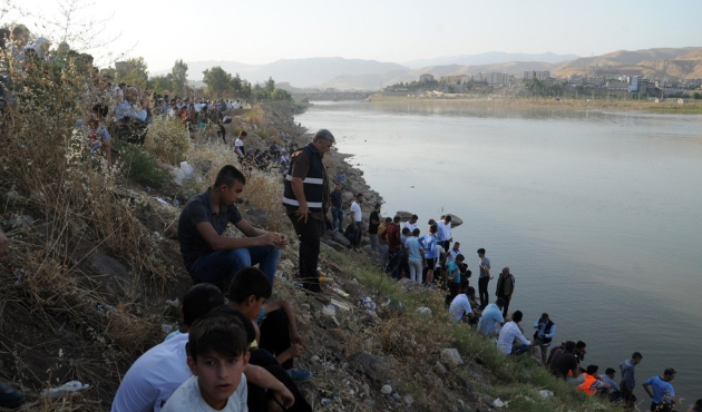 Dicle Nehri'ne giren 2 çocuk can verdi...