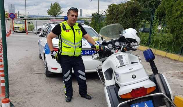Polis memuru öğrenciyi sınava böyle yetiştirdi...