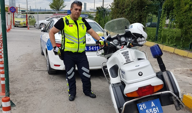 Polis memuru öğrenciyi sınava böyle yetiştirdi...