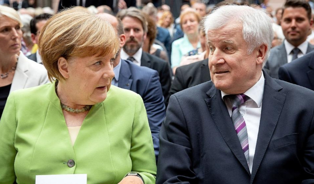 İçişleri Bakanı Seehofer istifadan vazgeçti...
